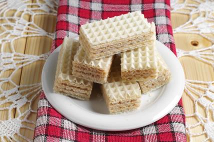 Isečene oblande sa kafom na tanjiru