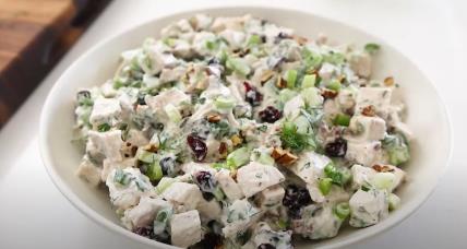 Ćureća salata sa orasima i mladim lukom