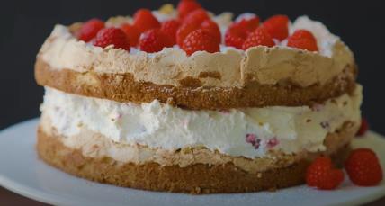 Rajska torta sa malinama i beze slojem