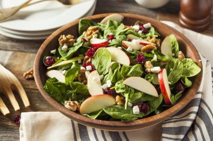 Osvežavajuća salata od spanaća i jabuka