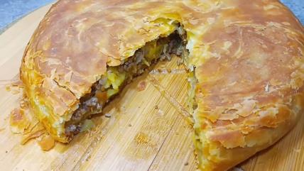 Pita sa mesom i krompirom od razvučenih kora