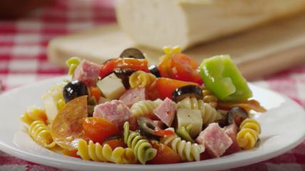 Pasta salata sa sirom, kobasicom i povrćem