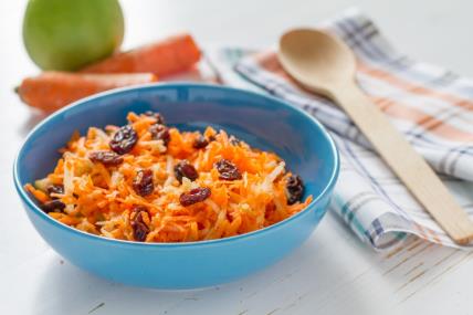Vitaminska salata od šargarepe i suvog grožđa