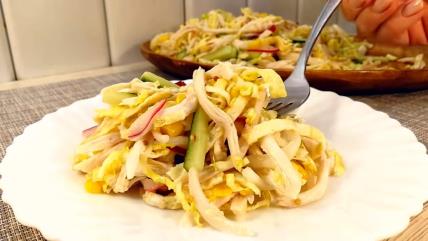 Hrskava obrok salata sa belim mesom, omletom i povrćem