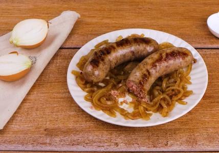 Kobasice na podlozi od crnog luka – klasik nemačke kuhinje