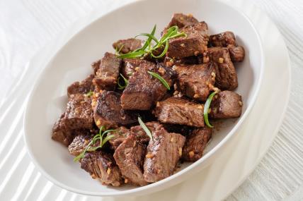 Kockice govedine pržene na maslinovom ulju i puteru