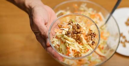 Prolećna salata sa jabukama i orasima