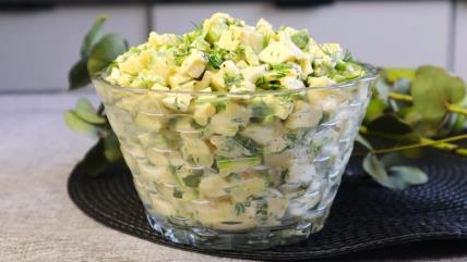 Salata sa tikvicama, kuvanim jajima i topljenim sirom