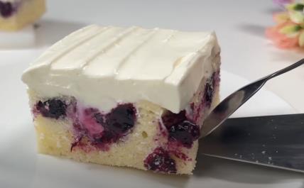 Sočni kolač sa borovnicama i krem sirom
