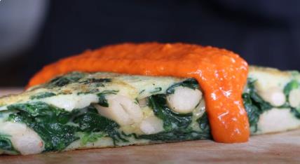 Španski omlet sa spanaćem i belim pasuljem preliven romesko sosom