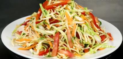 Letnja detoks kupus salata – gotova za 10 minuta i savršena za vrele dane