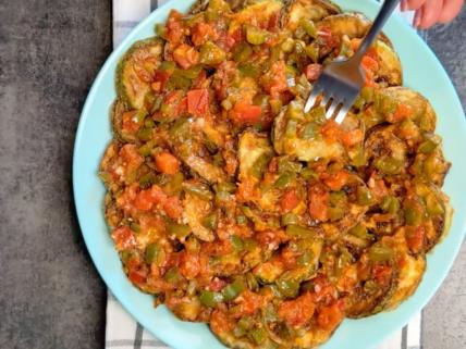 Tikvice u sosu od paradajza i paprike - starinsko jelo bez mesa koje se brzo sprema