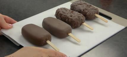 Domaći sladoled na štapiću sa brusnicama