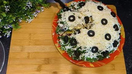 Svečana salata sa piletinom i šampinjonima