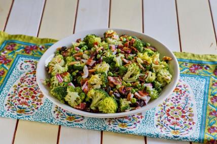 Brokoli salata sa hrskavom slaninom i kremastim prelivom