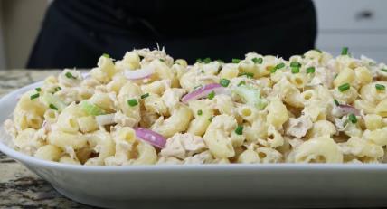 Pasta-salata sa tunjevinom i ljubičastim lukom