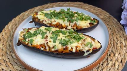 Punjeni patlidžan sa piletinom i paradajzom