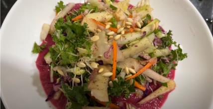 Salata krcata povrćem sa prelivom od grožđa i meda