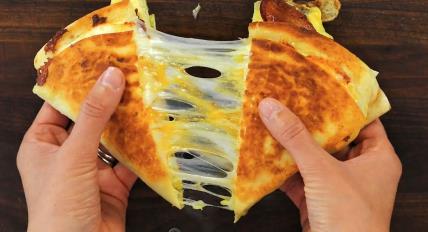 Tortilje sa slaninicom i sirom koji se razvlači, punjene još sa avokadom i jajetom