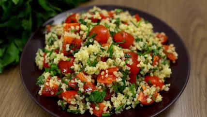 Letnja salata sa bulgurom i paradajzom