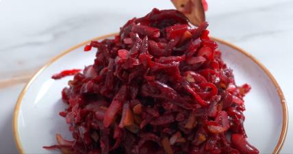 Salata od cvekle, pasulja i kiselih krastavaca