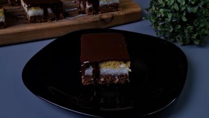 Kolač sa kokos filom i čokoladnom glazurom