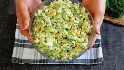 Brzinska salata sa kukurozom i krastavcem i kuvanim jajima