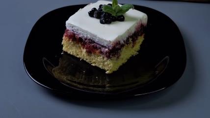 Kolač sa 2 voćna fila i mekanim biskvitom