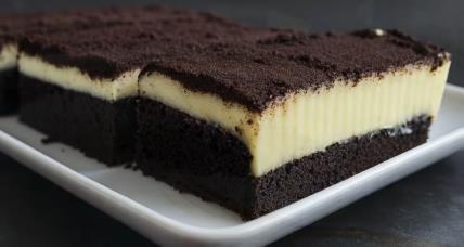 Kolač sa Oreo keksom i belim ganaš filom