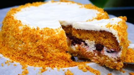 Medovik torta sa višnjama