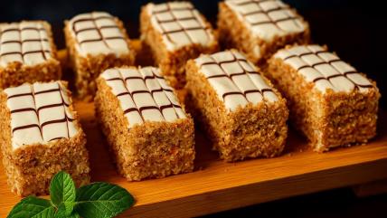 Mini Esterhazi tortice – kraljevska poslastica sa orasima i bogatim filom