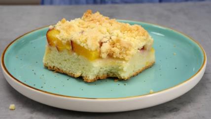 Letnji kolač sa breskvama i hrskavim beze slojem