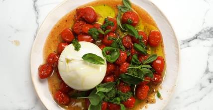 Burata salata sa pečenim paradajzom i pestom
