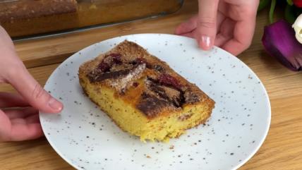 Žuti kolač sa šljivama