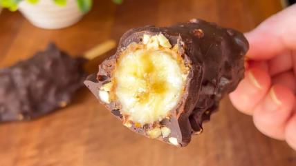 Domaći snikers sladoled na štapiću