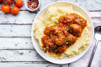 Ručak za 1000 dinara ćufte u paradajz  sosu sa pire krompirom