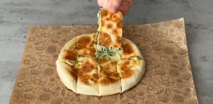 Domaća lepinja punjena spanaćem i kaškavaljem