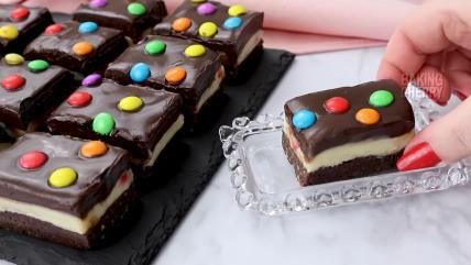 Čokoladni kolač sa šarenim bombonama