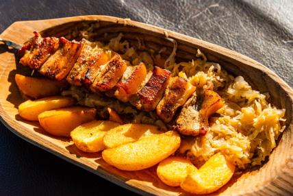 Ručak za 1000 dinara svinjska rebra u rerni sa kupusom i krompirom