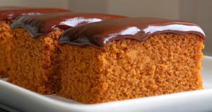 Kolač od đumbir keksića sa čokoladnom glazurom