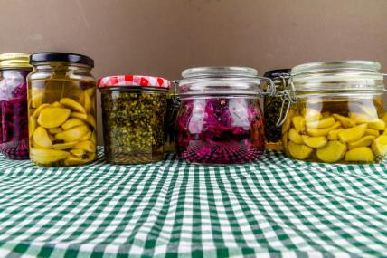 Zlatni trik za zimnicu: Kako da uljem sačuvate povrće da ostane sveže cele zime