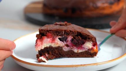 Čoko kolač sa svežim sirom i bobičastim voćem