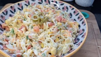 Šarena obrok salata sa kupusom i sosom od majoneza i limuna