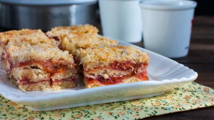 Griz kolač sa šljivama na belom tanjiru