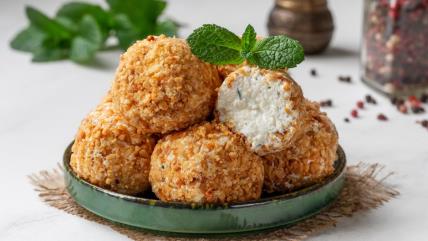 Kuglice od sira uvaljane u kikiriki na tanjiru