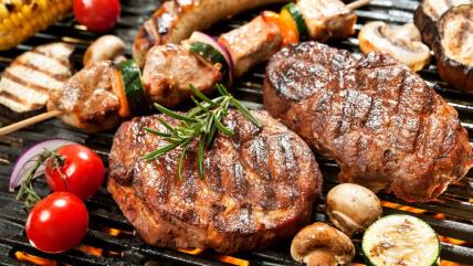 Pečeno meso i povrće na roštilju