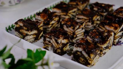 Čokoladne kocke sa keksom na tanjiru