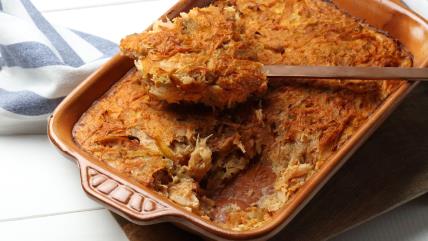 Seckana sarma iz rerne na stolu