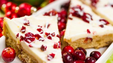 Trouglići sa belom čokoladom i brusnicama na tanjiru