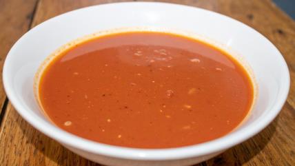 Tanjir paradajz čorbe na stolu